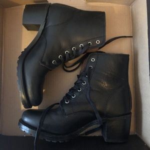 Frye Sabrina Lace up Black Boots 8.5